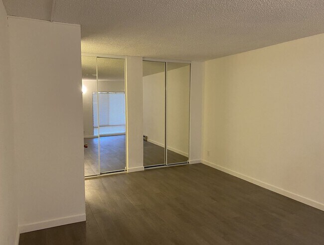 Building Photo - 2101 Shore Line Dr