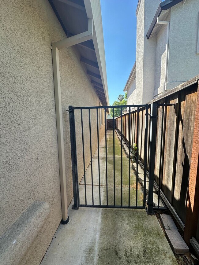 Building Photo - Single Story 3 Bed 2 Bath in Apple Hill!