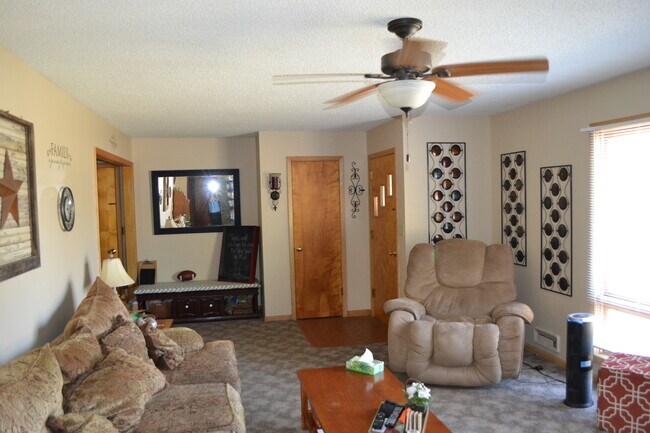 Building Photo - Nice 3-4 Br, 2 Bath Ranch style home, fenced in yard, garage, patio, full basement
