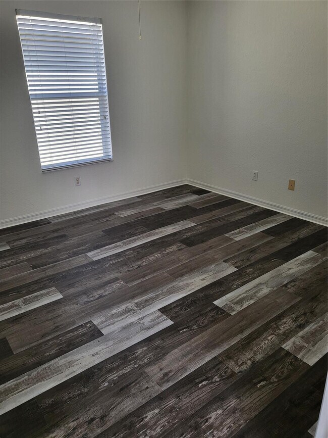 Building Photo - 2040 SE Avon Park Dr