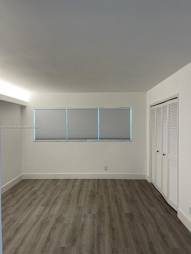 Building Photo - 3151 S Palm Aire Dr