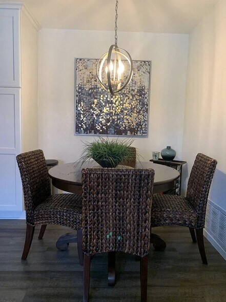Dining area - 31200 Landau Blvd