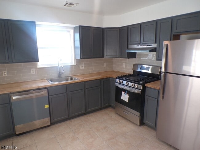 Building Photo - 439 S 11th St