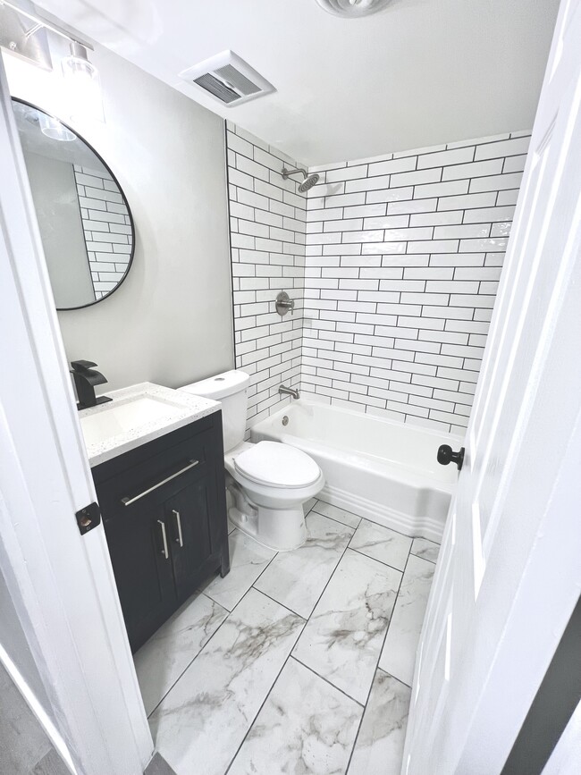 Building Photo - Oakwood Apartments