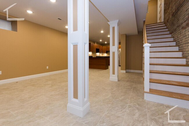Building Photo - 9/1 Renovated two-level 5BR/2BA near Longw...