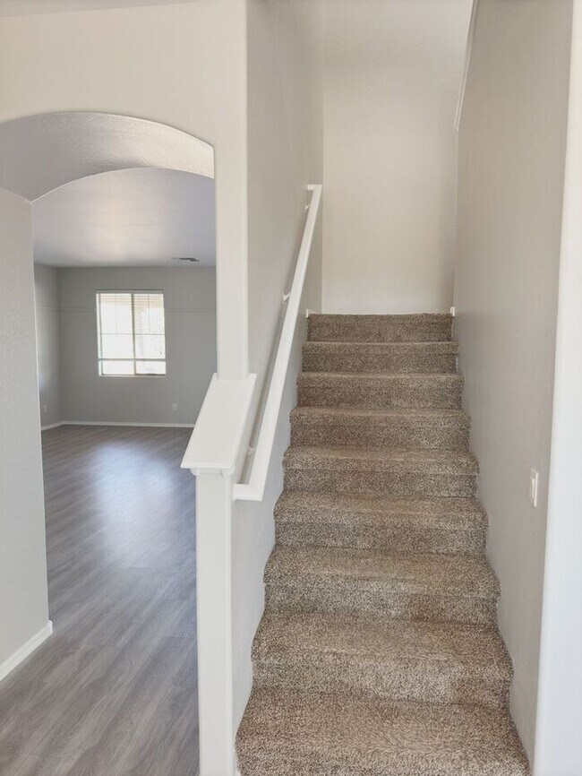 Building Photo - MOVE IN SPECILAS!! 5BD 3BA IN JOHNSON RANC...