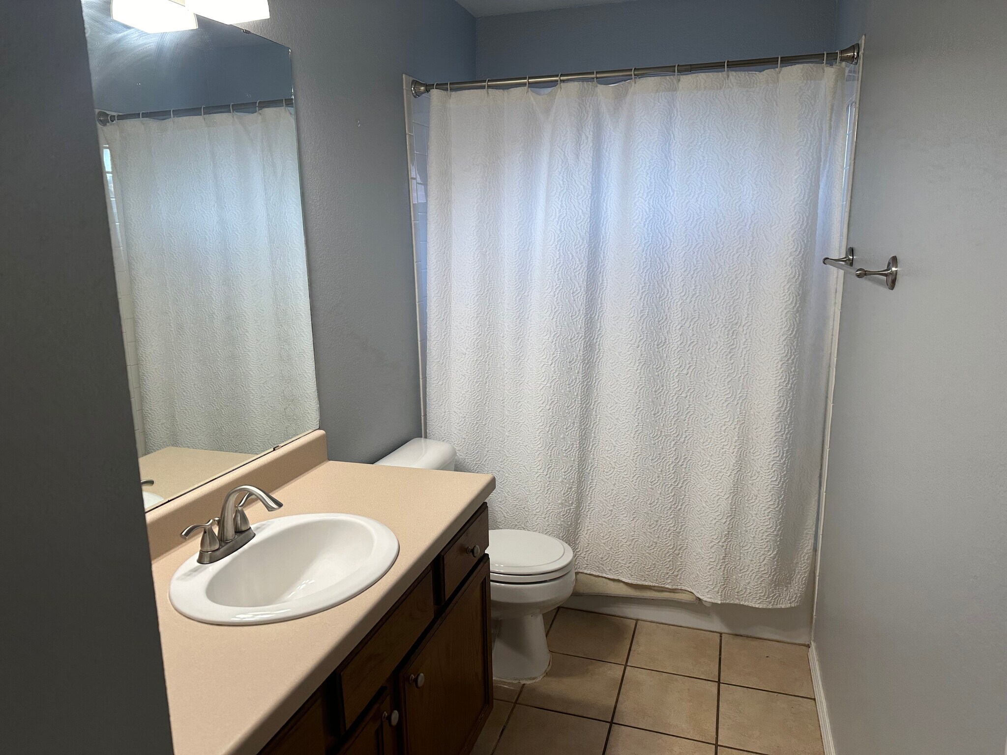 Second bathroom - 1004 Shadowlake Rd