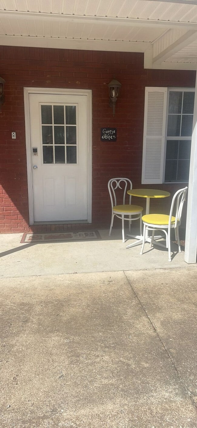 Building Photo - 175 Schools Dr