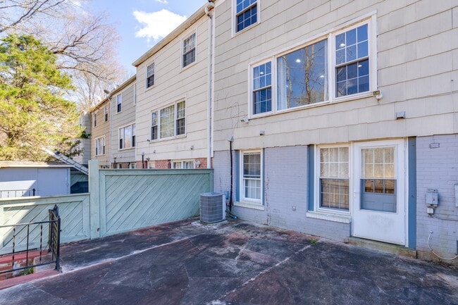 Building Photo - 7913 Central Park Cir