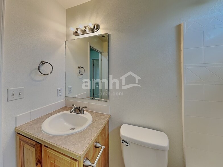 Building Photo - 410 S Saddlerock Ave