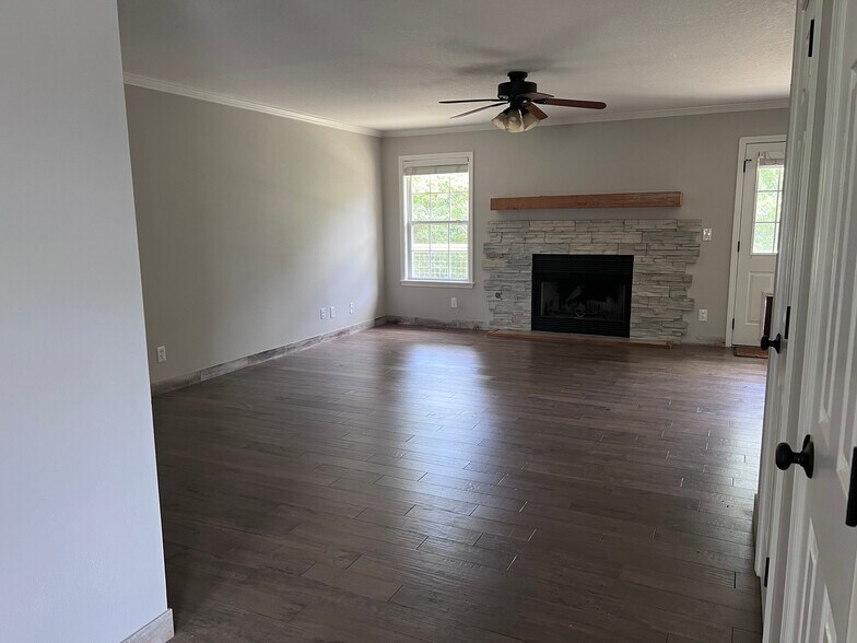 Building Photo - 1503 E Twin Lakes Dr