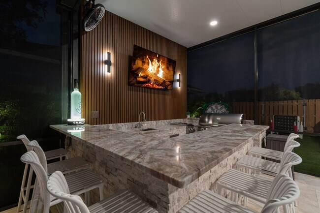 Building Photo - 109 W Hollywood St