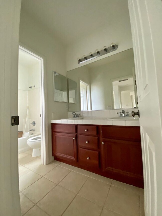 Building Photo - Stunning 3-Bedroom Home in Costa Del Sol –...