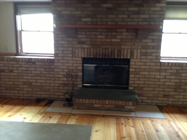 Building Photo - Beautiful tri level home
