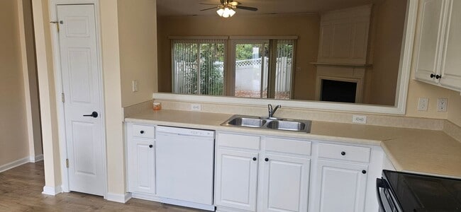 Building Photo - Lovely 3br 2.5ba TH in Raleigh! Available ...