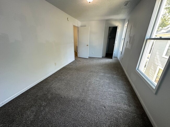 Building Photo - 4 bedroom / 2 bath home with lots of room!