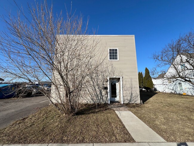 Building Photo - Industrial Style 3 Bedroom Home AVAILABLE JUNE!!!