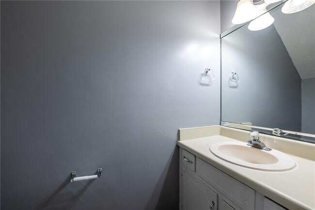 Building Photo - 582 Downing St