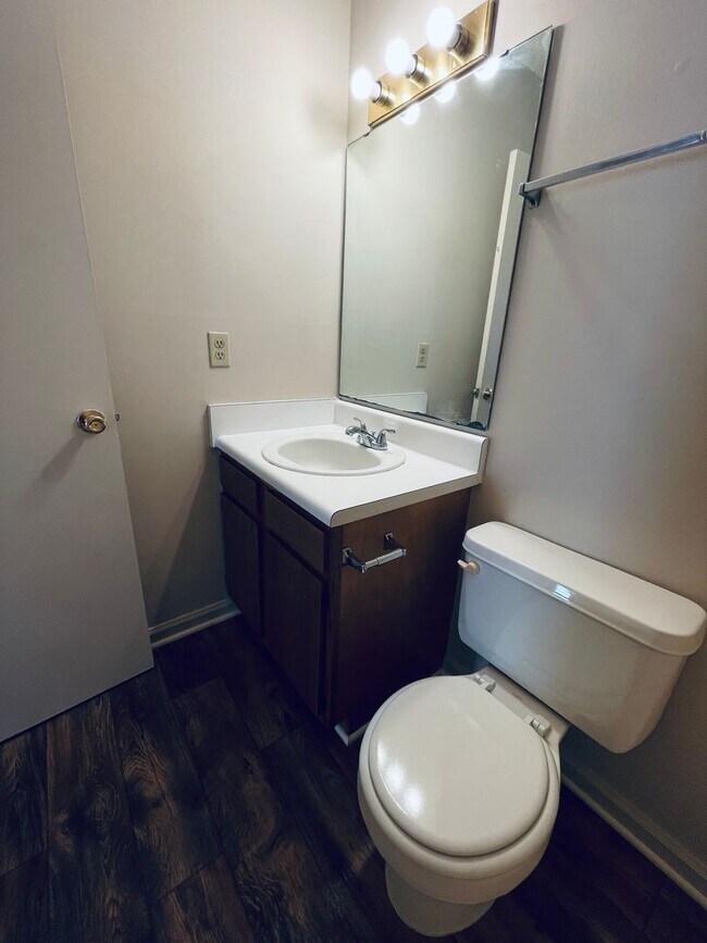 Building Photo - 105 Oriole Dr