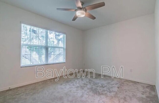 Building Photo - 1122 Hillhurst Dr