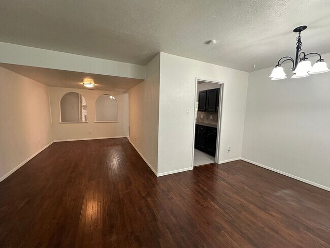 Building Photo - Move-In Ready in Plano