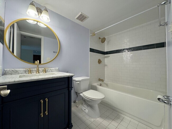 Building Photo - Sun-filled 1 Bed 1 Bath With Sunroom In Ea...