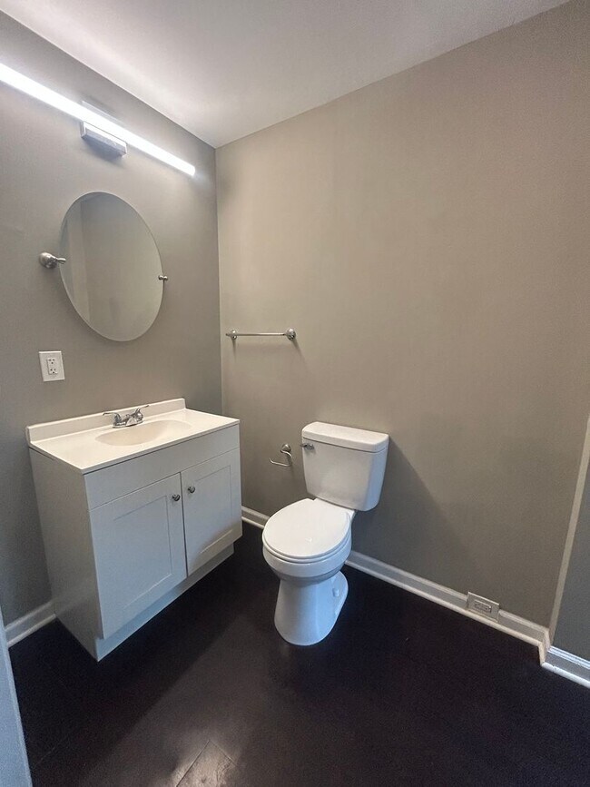 Building Photo - This end-of-row townhome Old Uptown Harris...