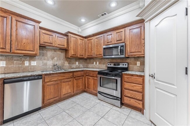 Building Photo - 604 NW 17th Ct