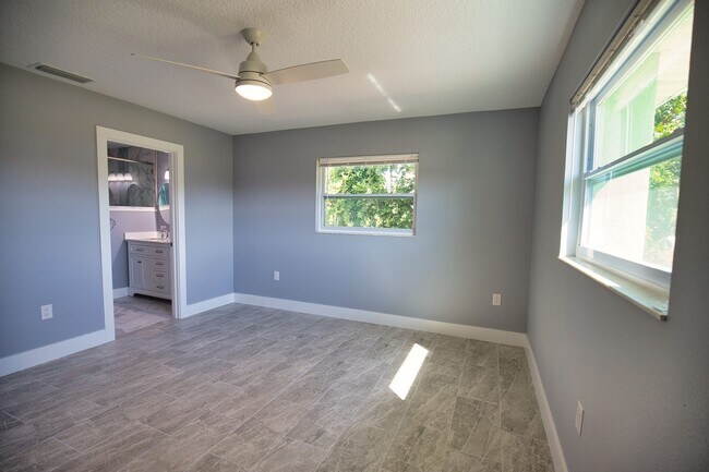 Building Photo - Annual Recently Updated Unfurnished Single Family Home in South Venice!