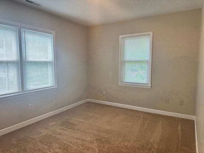 Building Photo - 744 Crescent Dr