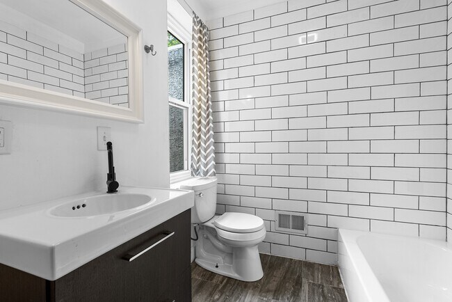 Hall bath - 2643 Amber St