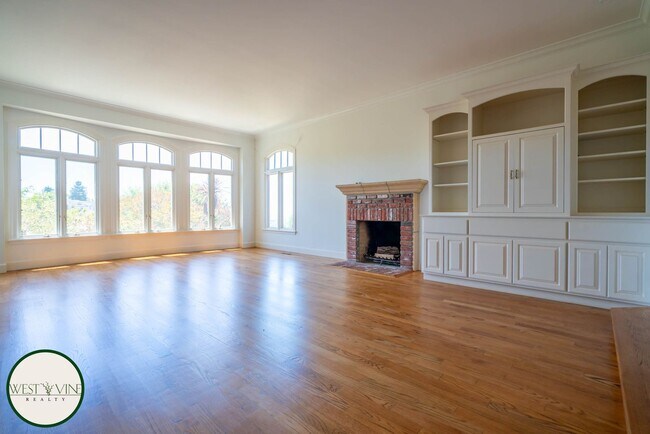 Building Photo - Spectacular Hill Top Home W/ Expansive Vie...