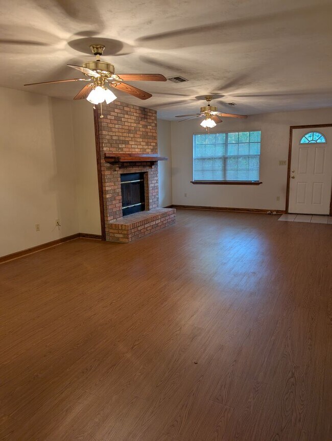 Building Photo - 8790-8793 Louvinia Way