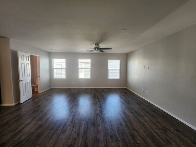 Building Photo - Unique condo with rooftop Strip Views and modern amenities.