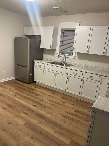 Kitchen - 1104 W Chambers St