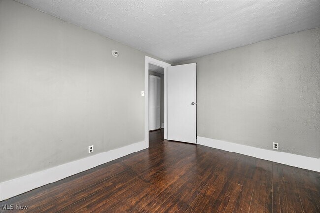 Building Photo - 1063 W 21st St