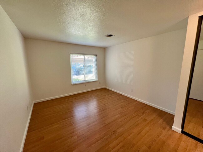 Building Photo - Newly Renovated 2B/2BA Condo in Mira Mesa!