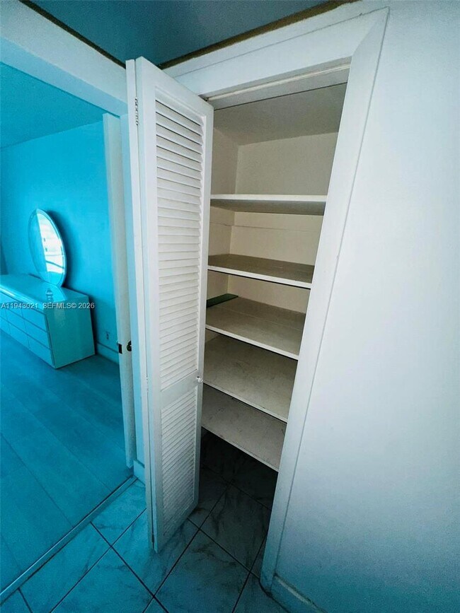 Building Photo - 215 SE 3rd Ave