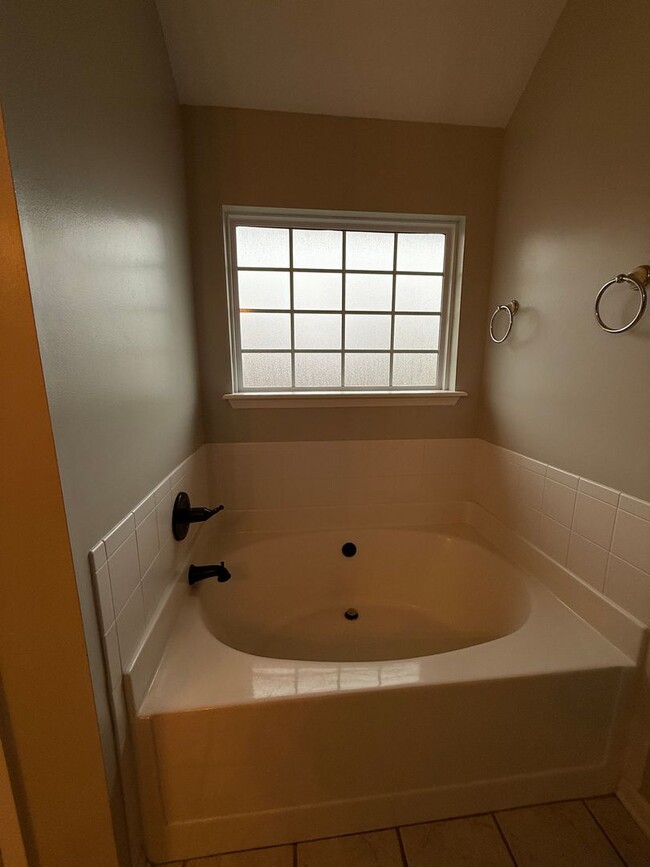 Building Photo - HOME FOR LEASE 4 BR 2 BATH RANCHSTYLE  SPLIT FLOOR PLAN AND OPEN  LARGE  FENCED BACKYARD  CONVENI...