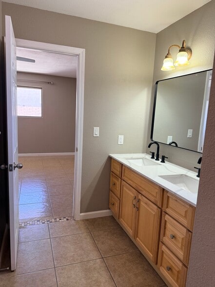 Building Photo - 1785 Beavertail Dr