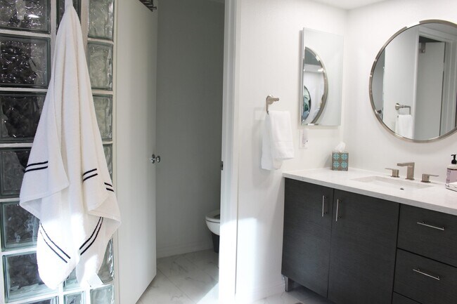 Building Photo - 660 Vista Lago Cir N