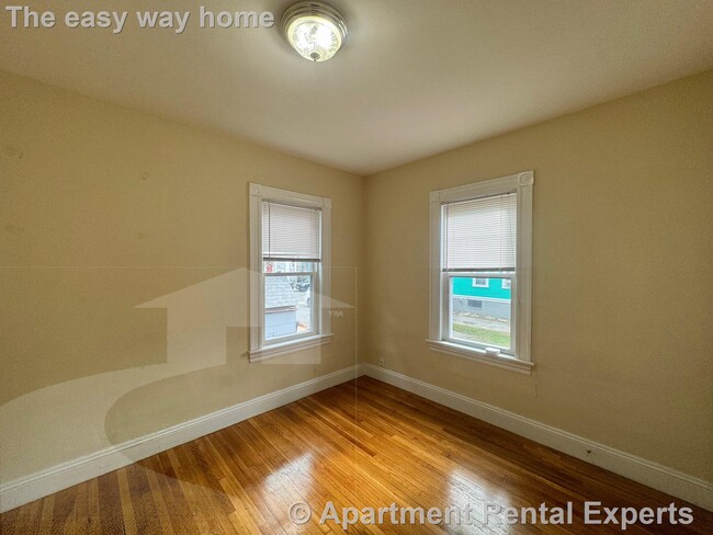 Building Photo - Somerville/Teele Square 2 Bedroom