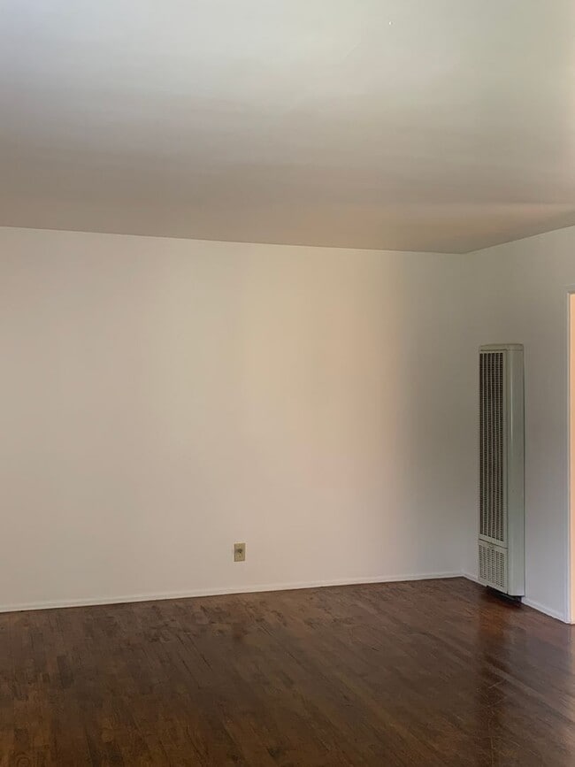 Building Photo - **MOVE-IN DEPOSIT SPECIAL** Lovely 2 Bedroom & 1 Bathroom