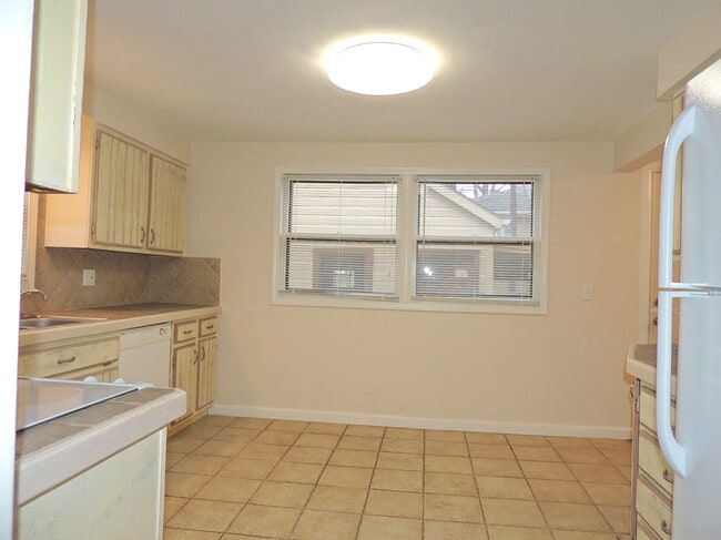Building Photo - Extraordinary 4 Bedroom 2 Full Bathroom Co...