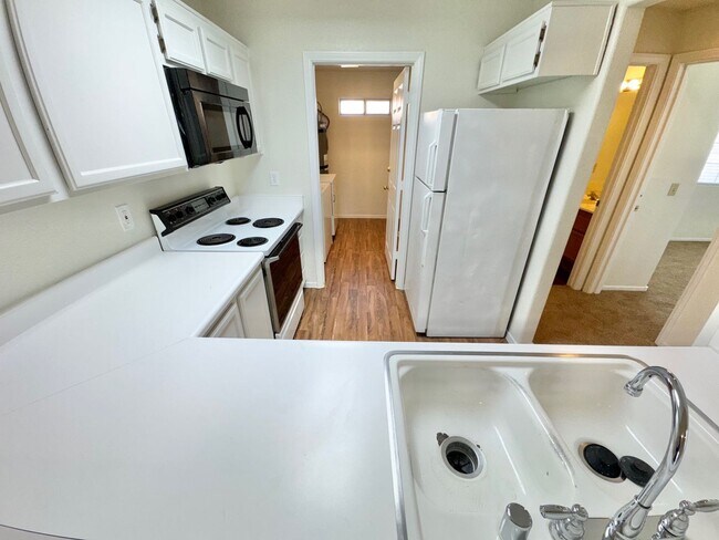 Building Photo - BRIGHT 2-BED CONDO LOCATED CENTRAL LAS VEGAS CONDO