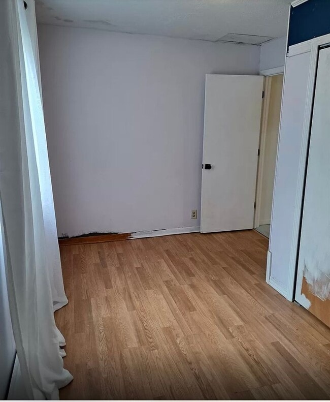 Building Photo - $895 - 2 bed 1 bath - Single Family Home