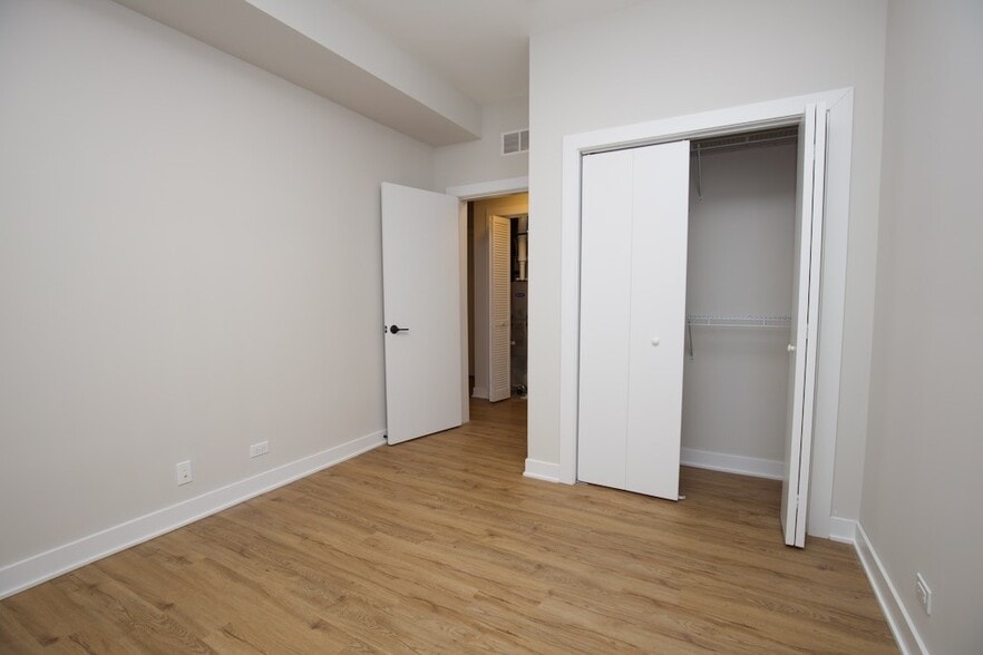 Building Photo - 661 W Wrightwood Ave