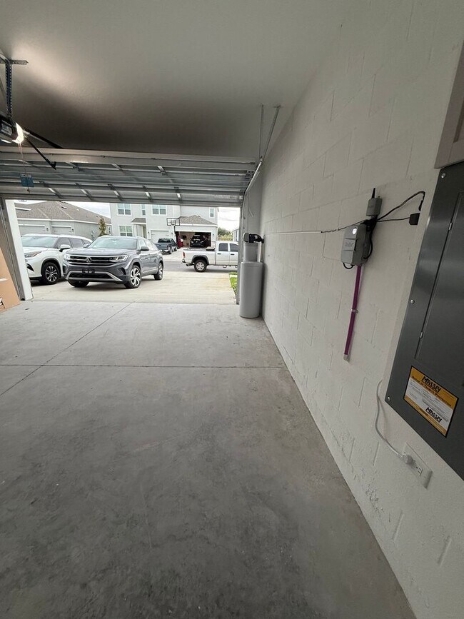 Building Photo - 1/1 apartment in Plant City