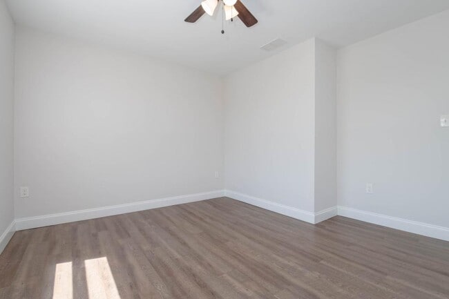 Building Photo - 806 Benninghaus Rd