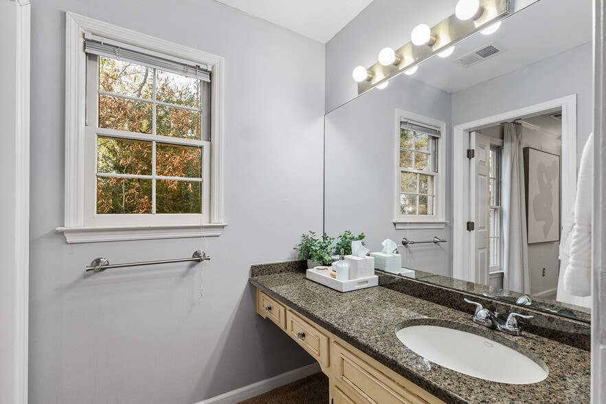 Building Photo - 104 Terrace Dr NE